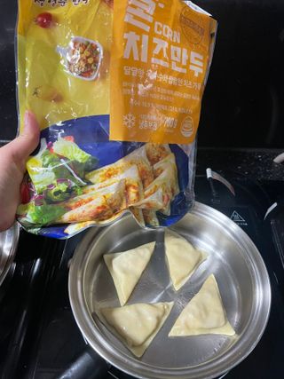 (주)성경순만두 곤약만두.콘치즈만두,삼각당면만두,당면 야끼만두,대구전통 납작만두,떡뽁이 매콤소스,달콤소스 — 5점을 준 리뷰어가 2023년 4월 올린 사용 사진