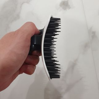 온가족 시원한샴푸 깨끗한두피 샴푸브러쉬 두피스케일링 히트팡블랙에디션 — 5점을 준 리뷰어가 2021년 8월 올린 사용 사진