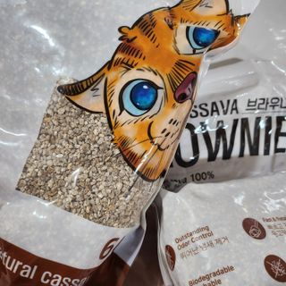 브라우니모래 [브라우니] 고양이 카사바모래 브라우니 천연 응고형 모래  6Lx2개 — 4점을 준 리뷰어가 2023년 11월 올린 사용 사진