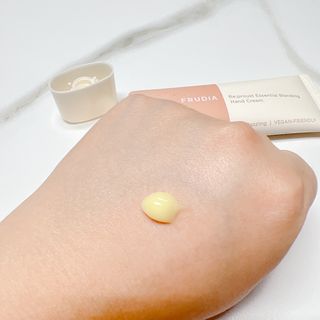 [후르디아] 끈적임 없는 착한성분 비건  핸드크림 3종 — 5점을 준 리뷰어가 2021년 11월 올린 사용 사진
