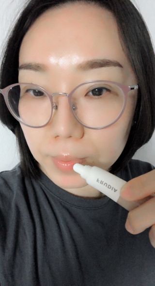 [후르디아] 올리브영 착한보습 비건 립버터 2종 — 5점을 준 리뷰어가 2022년 2월 올린 사용 사진