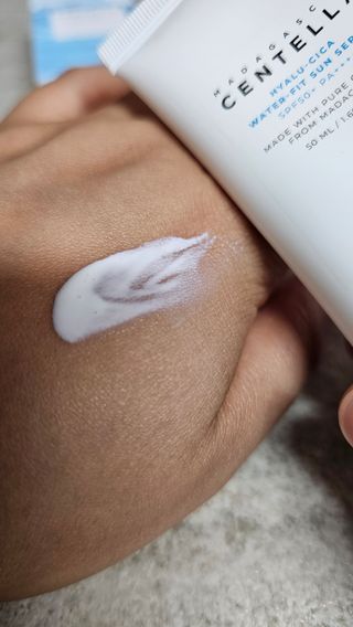 [스킨1004] 마다가스카르 센텔라 히알루-시카 워터핏 선세럼 50ml — 5점을 준 리뷰어가 2024년 5월 올린 사용 사진