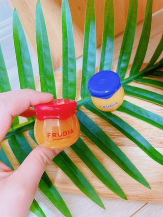 [후르디아] 올리브영 꿀과즙 립밤 2종 (블루베리/석류) — 5점을 준 리뷰어가 2022년 12월 올린 사용 사진