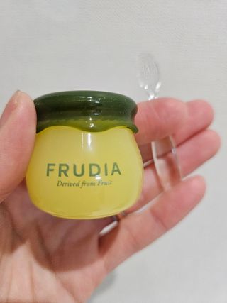 [후르디아] 유아부터 어른까지, 안심 아보카도 립밤 듀오 세트 — 5점을 준 리뷰어가 2024년 1월 올린 사용 사진