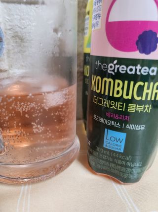더그레잇티 콤부차 [매일유업] 더그레잇티 44kcal 콤부차 300ml *12개입 (오리지널 6개+베리리치 6개) — 5점을 준 리뷰어가 2023년 7월 올린 사용 사진
