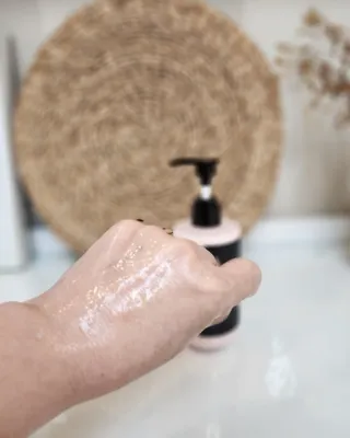 난나 살몬 스파이더 검버섯 미백 톤업 화이트닝 연어 앰플 크림 300ml 대용량 — 5점을 준 리뷰어가 2022년 11월 올린 사용 사진