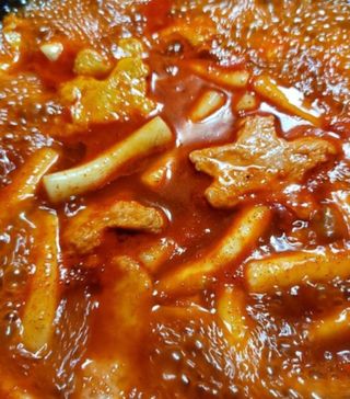 빨간키트 떡볶이 밀키트 2~3인분 매운맛 국물 떡볶이 만들기 쉬운 황금 레시피 분말 소스로 간편한 요리 — 5점을 준 리뷰어가 2021년 10월 올린 사용 사진