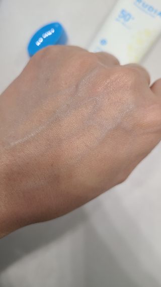 틱톡 [후르디아] 백탁NO! 화잘먹 수분광 선 에센스✨ — 5점을 준 리뷰어가 2023년 6월 올린 사용 사진