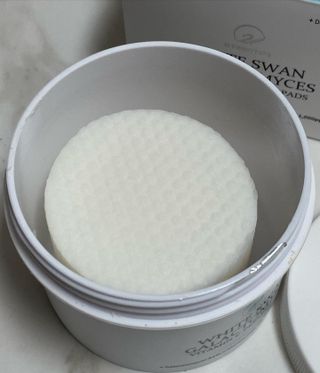 오투에니원 화이트 스완 갈락토미세스 비타민 C 필링 패드 60매 — 5점을 준 리뷰어가 2022년 12월 올린 사용 사진