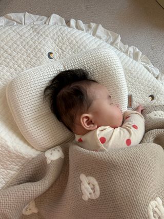 일상유희 newborn 뉴본필로우 아기두상관리베개 — 5점을 준 리뷰어가 2023년 1월 올린 사용 사진