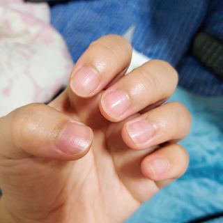 [네일가게] 햇빛에 닿으면 색이 변하는 신기한 햇살 반전 네일스티커 — 5점을 준 리뷰어가 2021년 8월 올린 사용 사진