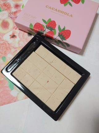 연말/새해선물 딸기 초콜릿 종착역, 건딸기가 상큼하게 씹히는 카카올라 딸기생초콜릿 — 4점을 준 리뷰어가 2021년 10월 올린 사용 사진