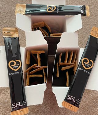 짜먹는 이지견과 짜먹는 이지아몬드, 짜먹는 이지허니피넛, 짜먹는 이지캐슈넛 각 10g X  10포 — 4점을 준 리뷰어가 2021년 1월 올린 사용 사진