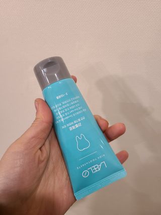치과에서 쓰는 치약 _ 라벨제로 저불소 꼬마, 키즈, 유아, 베이비, 주니어 안전한 어린이치약 — 5점을 준 리뷰어가 2022년 12월 올린 사용 사진