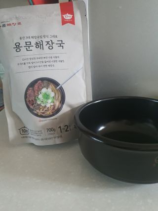 요리반상회 용문해장국 2팩 + 뚝배기 1개 — 3점을 준 리뷰어가 2021년 3월 올린 사용 사진