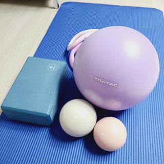 [트라택] 홈 필라테스 SET [미니짐볼+웨이트볼(0.5kg&1kg+요가블럭] — 5점을 준 리뷰어가 2022년 7월 올린 사용 사진