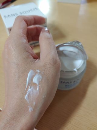 산수시 아쿠아 베네핏 24h 수부지 물광 속건조 수분크림 50ml — 4.5점을 준 리뷰어가 2021년 6월 올린 사용 사진