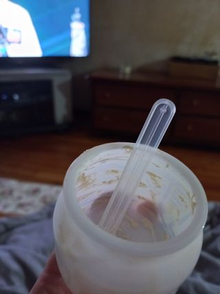 매일바이오 그릭요거트 오리지널 플레인 4개, 로스터리 커피믹스 4개 — 3.5점을 준 리뷰어가 2021년 12월 올린 사용 사진