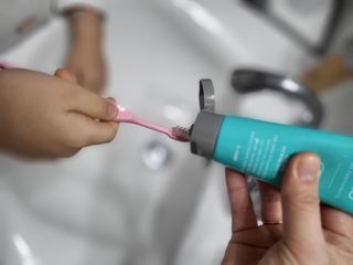 치과에서 쓰는 치약 _ 라벨제로 저불소 꼬마, 키즈, 유아, 베이비, 주니어 안전한 어린이치약 — 5점을 준 리뷰어가 2023년 1월 올린 사용 사진