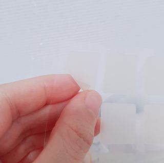 [큐어반H 커팅] 간편하게 떼서 쓰는 자외선차단 습윤밴드 (1팩/30매입) — 5점을 준 리뷰어가 2022년 12월 올린 사용 사진