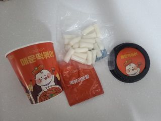 유비쿡 컵떡볶이 매운컵떡볶이2개/ 짜장컵떡볶이 2개  총 4개세트 — 5점을 준 리뷰어가 2021년 2월 올린 사용 사진
