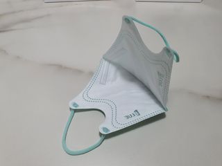 [블루 본 아이노우] 유아용 컬러마스크 40 PCS SET 2중 택 1 — 5점을 준 리뷰어가 2021년 4월 올린 사용 사진