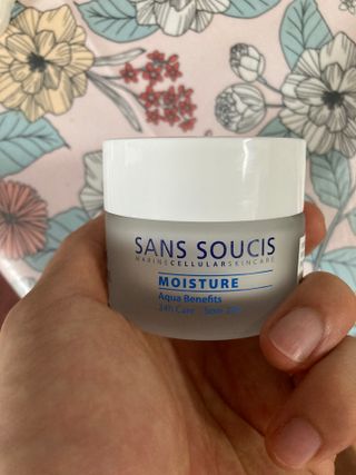 산수시 아쿠아 베네핏 24h 수부지 물광 속건조 수분크림 50ml — 5점을 준 리뷰어가 2021년 6월 올린 사용 사진