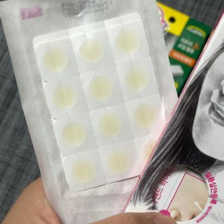 올리브영 엘라밴드 하이드로 도트 스팟패치 12mm, 티트리 — 5점을 준 리뷰어가 2022년 10월 올린 사용 사진