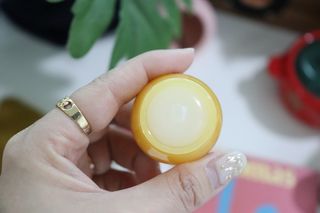 틱톡 [후르디아] 튼입술해결템 올리브영 블루베리 하이드레이팅 허니 립밤 — 5점을 준 리뷰어가 2023년 12월 올린 사용 사진