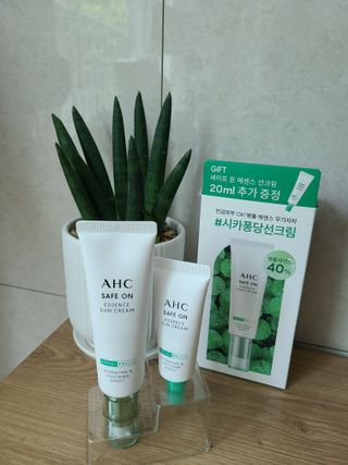 [AHC] 세이프온 에센스 선크림 올리브영 스페셜 증정 기획세트 — 5점을 준 리뷰어가 2022년 6월 올린 사용 사진