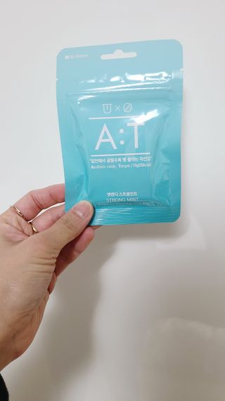 입 냄새 완화에 도움을 주는 에티켓 캔디 앳캔디 스트롱민트 — 4점을 준 리뷰어가 2021년 3월 올린 사용 사진