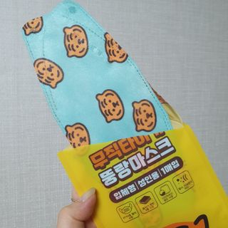 [숨그림]  덴탈마스크 짱구 우리아이 그리고 내가 쓰는 믿을수있는 케릭터 마스크  16종 — 5점을 준 리뷰어가 2021년 10월 올린 사용 사진
