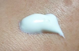 리더스코스메틱 리더스 카밍 바이오틱스 선 에센스 SPF 50+ PA++++ — 5점을 준 리뷰어가 2022년 8월 올린 사용 사진