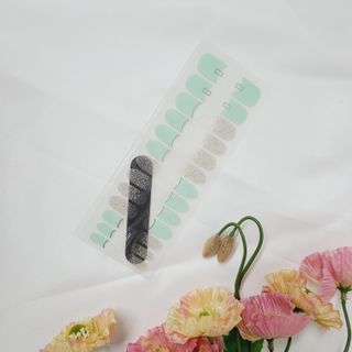 [네일가게] 햇빛에 닿으면 색이 변하는 신기한 햇살 반전 네일스티커 — 3점을 준 리뷰어가 2021년 8월 올린 사용 사진