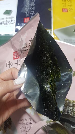 [해림맛김] 들기름에 구운 바삭바삭 김 4종 세트 + 1종 랜덤발송 총5개입 — 5점을 준 리뷰어가 2021년 2월 올린 사용 사진