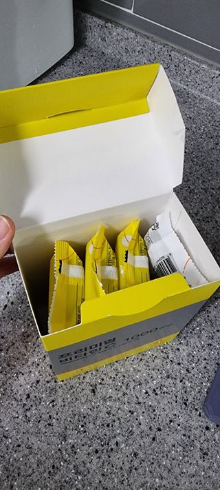 서울약사신협 프리미엄 비타민C 1,000mg_2.5g x 50포 — 4점을 준 리뷰어가 2021년 10월 올린 사용 사진