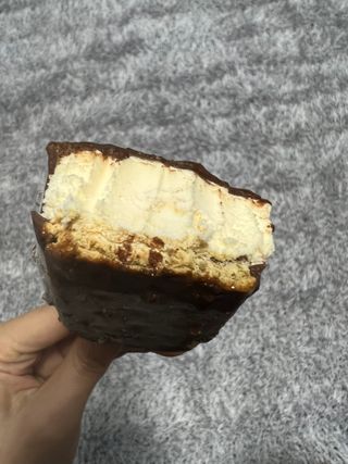 롯데제과 본젤라또 비스킷&바닐라카라멜바, 본젤라또 베리쇼콜라컵 — 1점을 준 리뷰어가 2021년 11월 올린 사용 사진