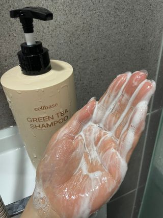 프리마인 더이상 뻣뻣하고 효과없는 탈모샴푸는 NO. 근본부터 케어하는 셀베이스 그린티샴푸(500ml) — 5점을 준 리뷰어가 2023년 4월 올린 사용 사진