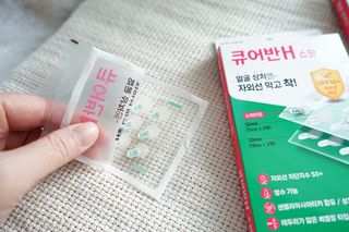 [큐어반H 스팟] 자외선 99프로 차단되는 스틱타입 스팟밴드(1팩 / 66매입) — 5점을 준 리뷰어가 2022년 12월 올린 사용 사진