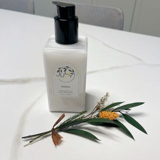 줄라이 모닝 _ JULY MORNING 줄라이모닝 하이드레이팅 퍼퓸드 바디앤핸드 에멀젼 — 5점을 준 리뷰어가 2021년 9월 올린 사용 사진