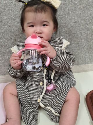 유비맘 트라이탄 코니빨대컵_컬러 랜덤 발송 — 4점을 준 리뷰어가 2021년 3월 올린 사용 사진