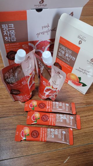 자연에온 핑크 자몽 착즙 100mL 10개입 1BOX +가 득담은 자몽 콜라겐 젤리스틱 1BOX — 5점을 준 리뷰어가 2021년 6월 올린 사용 사진
