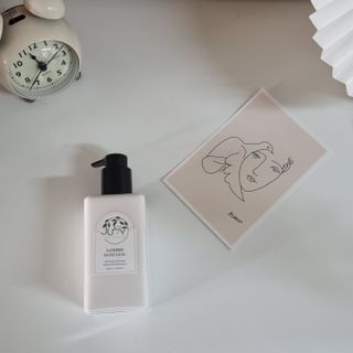줄라이 모닝 _ JULY MORNING 줄라이모닝 하이드레이팅 퍼퓸드 바디앤핸드 에멀젼 — 5점을 준 리뷰어가 2021년 12월 올린 사용 사진