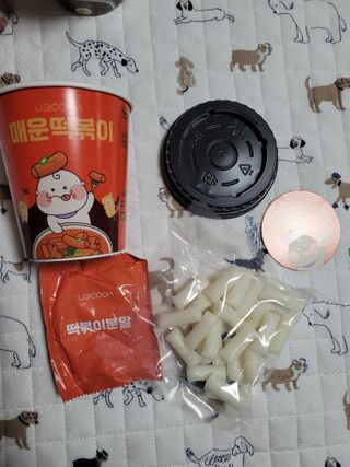 유비쿡 컵떡볶이 매운컵떡볶이2개/ 짜장컵떡볶이 2개  총 4개세트 — 3점을 준 리뷰어가 2021년 3월 올린 사용 사진