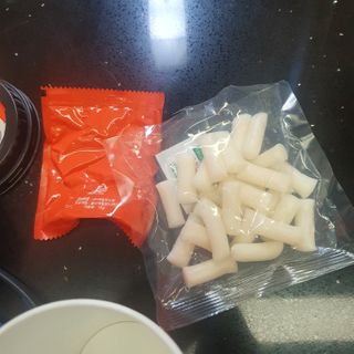 유비쿡 컵떡볶이 매운컵떡볶이2개/ 짜장컵떡볶이 2개  총 4개세트 — 2점을 준 리뷰어가 2021년 3월 올린 사용 사진