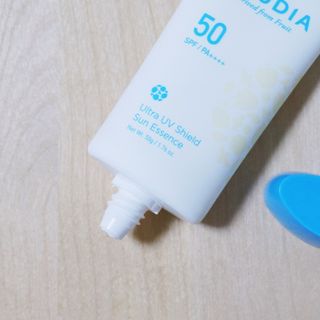 틱톡 [후르디아] 백탁NO! 화잘먹 수분광 선 에센스✨ — 4.5점을 준 리뷰어가 2023년 9월 올린 사용 사진