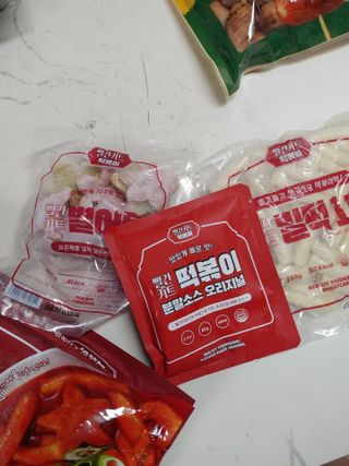 빨간키트 떡볶이 밀키트 2~3인분 매운맛 국물 떡볶이 만들기 쉬운 황금 레시피 분말 소스로 간편한 요리 — 5점을 준 리뷰어가 2021년 8월 올린 사용 사진
