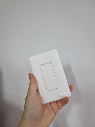 아카라 조명 스위치를 누워서 끄는 방법 (스마트 조명 스위치 2구 + 무선 리모트 스위치 1구 T1, 스마트 허브 E1) — 5점을 준 리뷰어가 2021년 12월 올린 사용 사진