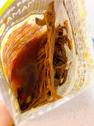 하나마이 [마마쿡] 전 청와대 천상현 셰프의 밑반찬  5종세트(소고기 장조림+연근조림+진미채+간장김자반+새우김자반) — 2점을 준 리뷰어가 2023년 5월 올린 사용 사진