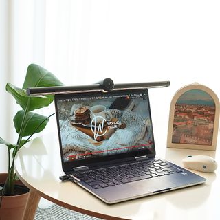 TOMO GRAPHY 나 있을땐 환한 조명 나 없을땐 확실한 살균 ★ DESK LIGHT & STERILIZER [ON] ★ — 5점을 준 리뷰어가 2022년 1월 올린 사용 사진